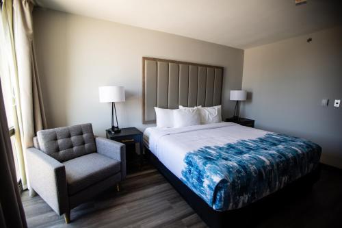 La Quinta Inn & Suites by Wyndham Dallas I-35 Walnut Hill