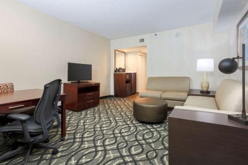Embassy Suites By Hilton Hotel Dallas - Love Field