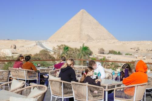 Tree Lounge Pyramids View INN  Sphinx Giza