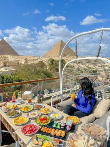 Tree Lounge Pyramids View INN  Sphinx Giza